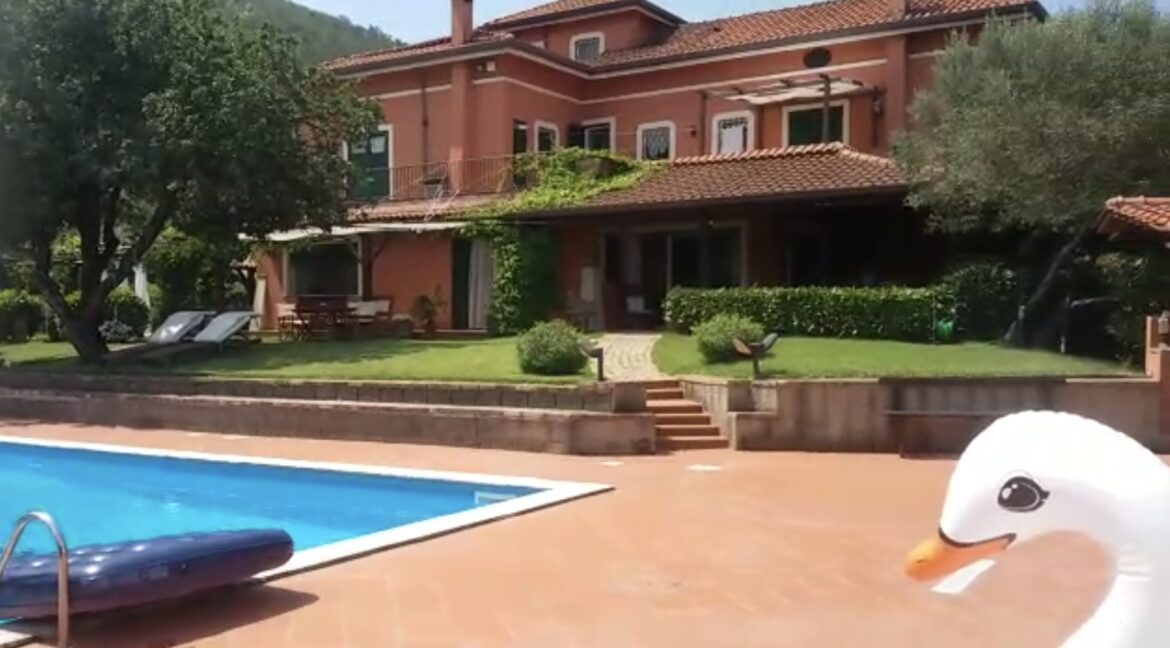 Screenshot_20241015_215607_Video Player