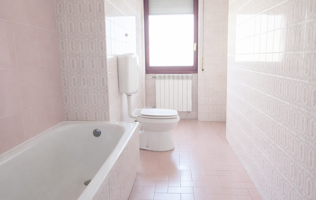 Bagno pink con piastrelle a zig zag(1)